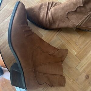 New cowboy style boots